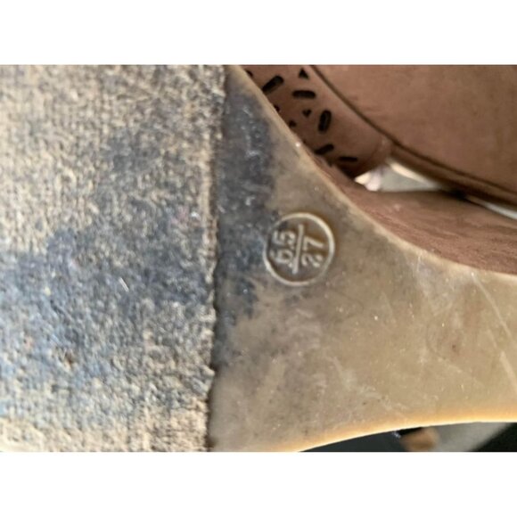 ✌️ 2/$40 ✌️ Chinese Laundry Tan Pierced Wedges, Open Toed,  sz 6.5, 4.5" Rise - Picture 3 of 4